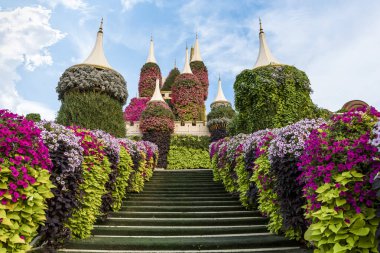 Dubai, Birleşik Arap Emirlikleri, 21 Mart 2023: Botanik Dubai Mucize Bahçesi 'ndeki büyük peri masalı şatosu Dubai şehrinde farklı çiçek masalları temalı, Birleşik Arap Emirlikleri