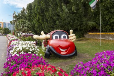 Dubai, Birleşik Arap Emirlikleri, 21 Mart 2023: Birleşik Arap Emirlikleri 'nin Dubai şehrindeki botanik Dubai Mucize Bahçesi' nin girişinde büyük bir dekoratif peri masalı arabası duruyor.