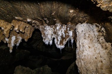 Tuz sarkıtları İsrail 'in güneyindeki Sodom Dağı' ndaki tuz mağarasında asılı duruyor.