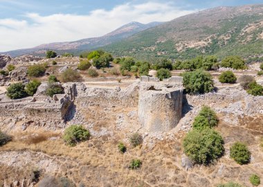 İsrail 'in kuzeyindeki Golan Tepeleri' nde Suriye ve Lübnan sınırına yakın olan ortaçağ kalesi Kalesi - Kalâat al-Subeiba 'nın gözcü kuleleriyle batı duvarının insansız hava aracı görüntüsü.