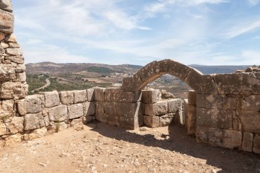 İsrail 'in kuzeyindeki Golan Tepeleri' nde Suriye ve Lübnan sınırına yakın bulunan ortaçağ kalesi Nimrod - Qalaat al-Subeiba 'da kemerli boşlukları olan köşedeki salon.