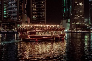 Dubai, Birleşik Arap Emirlikleri, 21 Mart 2023: Dubai, Birleşik Arap Emirlikleri 'ndeki Dubai limanında küçük bir teknenin turist görüşü