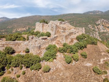 İsrail 'in kuzeyindeki Golan Tepeleri' nde Suriye ve Lübnan sınırı yakınında yer alan ortaçağ kalesi Kalesi 'nin güneybatı kısmının insansız hava aracı görüntüsü.