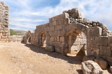 İsrail 'in kuzeyindeki Golan Tepeleri' nde Suriye ve Lübnan sınırı yakınında yer alan ortaçağ kalesi Nimrod-Kale-Subeiba 'daki bif salonunun kalıntıları.
