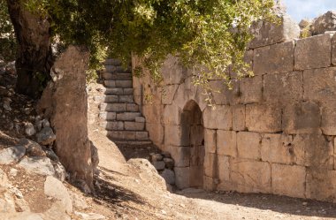 İsrail 'in kuzeyindeki Golan Tepeleri' nde Suriye ve Lübnan sınırı yakınında yer alan Ortaçağ Kalesi 'nin en üst katına çıkan taş basamaklar.