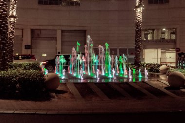 Dubai, Birleşik Arap Emirlikleri, 21 Mart 2023: Dubai, Birleşik Arap Emirlikleri 'ndeki Dubai Marina' da renkli ışıklarla aydınlatılmış dekoratif çeşmeye gece görüşü