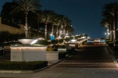 Dubai, Birleşik Arap Emirlikleri, 21 Mart 2023: Dubai 'den Dubai Marina' ya uzanan dekoratif aydınlatılmış sokağa gece görüşü, Birleşik Arap Emirlikleri