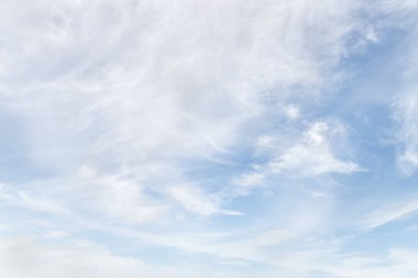 Açık bulutlu bir gün ışığının eşsiz güzelliği. Güneşli, sakin, parlak bir gökyüzü.