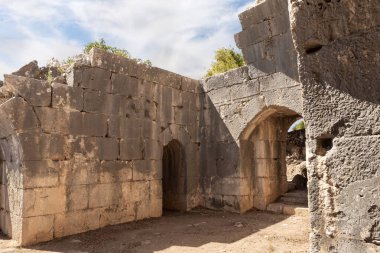 İsrail 'in kuzeyindeki Golan Tepeleri' nde Suriye ve Lübnan sınırına yakın olan ortaçağ kalesi Kalesi 'nin yıkılmış kulesinden komşu vadi manzarası.