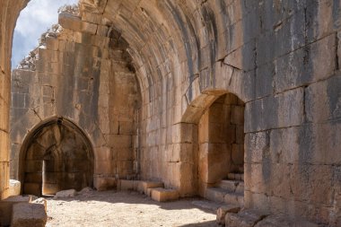 İsrail 'in kuzeyindeki Golan Tepeleri' nde Suriye ve Lübnan sınırına yakın olan ortaçağ Nimrod El-Subeiba kalesindeki gözetleme kulesindeki büyük salon.