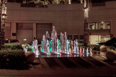 Dubai, Birleşik Arap Emirlikleri, 21 Mart 2023: Dubai, Birleşik Arap Emirlikleri 'ndeki Dubai Marina' da renkli ışıklarla aydınlatılmış dekoratif çeşmeye gece görüşü