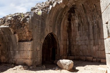 İsrail 'in kuzeyindeki Golan Tepeleri' nde Suriye ve Lübnan sınırına yakın ortaçağ kalesi olan Nimrod-Qalaat al-Subeiba 'daki bir gözetleme kulesinde harap bir oda.