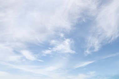 Açık bulutlu bir gün ışığının eşsiz güzelliği. Güneşli, sakin, parlak bir gökyüzü.