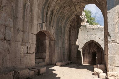 İsrail 'in kuzeyindeki Golan Tepeleri' nde Suriye ve Lübnan sınırı yakınında yer alan ortaçağ kalesi Nimrod - Qalaat al-Subeiba 'da büyük bir taş salonun kalıntıları.