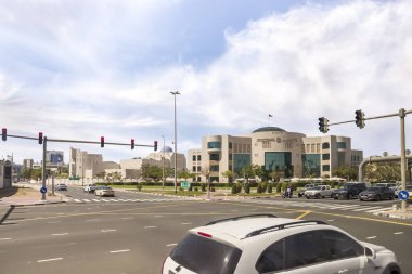 Dubai, Birleşik Arap Emirlikleri, 22 Mart 2023: Dubai, Birleşik Arap Emirlikleri 'ndeki Dışişleri Bakanlığı binasındaki bir turizm otobüsünün penceresinden görüntü