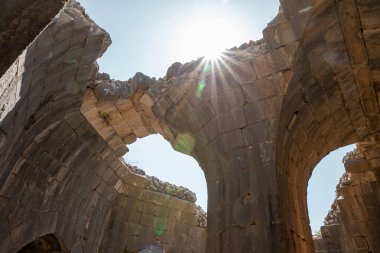 İsrail 'in kuzeyindeki Golan Tepeleri' nde Suriye ve Lübnan sınırı yakınında yer alan ortaçağ kalesi Nimrod - Qalaat al-Subeiba 'daki yan gözetleme kulesinin tavanı çöktü.