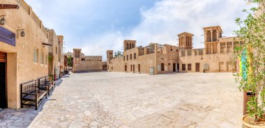 Dubai, Birleşik Arap Emirlikleri, 22 Mart 2023: Dubai şehrinin yeniden inşa edilmiş eski bölümü - Dubai şehrinin El Bastakiya bölgesi, Birleşik Arap Emirlikleri