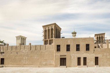 Dubai, Birleşik Arap Emirlikleri, 22 Mart 2023: Dubai şehrinin yeniden inşa edilmiş eski bölümü - Dubai şehrinin El Bastakiya bölgesi, Birleşik Arap Emirlikleri