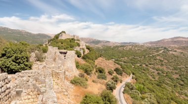 İsrail 'in kuzeyindeki Golan Tepeleri' nde Suriye ve Lübnan sınırı yakınında yer alan güneybatı ortaçağ kalesi Nimrod - Qalaat al-Subeiba 'nın kalıntıları