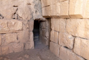 Kuzey kulesindeki harap olmuş salondan, İsrail 'in kuzeyindeki Golan Tepeleri' nde Suriye ve Lübnan sınırına yakın bulunan ortaçağ kalesi Nimrod - Qalaat al-Subeiba 'daki gizli çıkış.