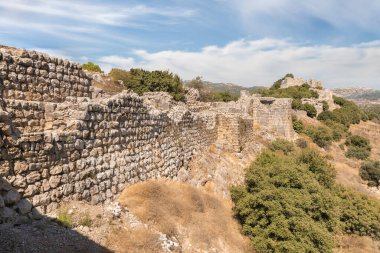 İsrail 'in kuzeyindeki Golan Tepeleri' nde Suriye ve Lübnan sınırına yakın olan ortaçağ kalesi Kale-Subeiba 'nın hayatta kalan batı duvarı.