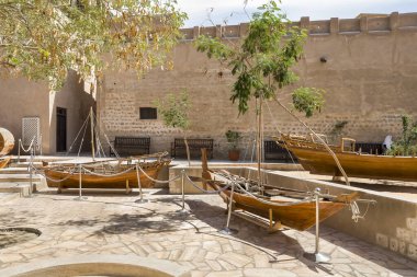 Dubai, Birleşik Arap Emirlikleri, 22 Mart 2023: Eski Arap balıkçı teknesinin kopyası Dubai şehrinin yeniden inşa edilmiş eski bir bölümünde yer almaktadır - Al-Bastakiya bölgesi, Birleşik Arap Emirlikleri