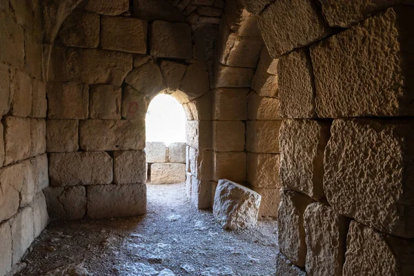 Kuzey kulesindeki Nimrod 'un ortaçağ kalesi Qalaat al-Subeiba' daki Golan Tepeleri 'ndeki Suriye ve Lübnan sınırında bulunan salondan çıkış.