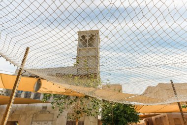 Dubai, Birleşik Arap Emirlikleri, 22 Mart 2023 Dubai, Birleşik Arap Emirlikleri: Dubai şehrinin yeniden inşa edilmiş eski bir bölgesinde güneşten gölgelenen esnek balıkçı ağı, Birleşik Arap Emirlikleri