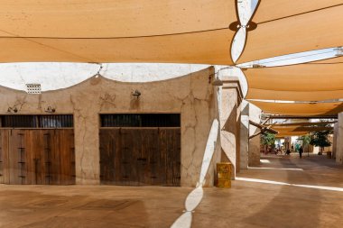 Dubai, Birleşik Arap Emirlikleri, 22 Mart 2023: Dubai şehrinin yeniden inşa edilmiş eski bölümlerinde, Birleşik Arap Emirlikleri 'nin Dubai şehrindeki El-Bastakiya semtinde güneşten uzak gölge sağlayan esnek kumaş