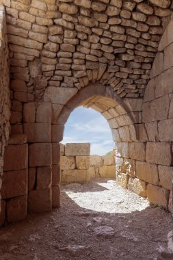 Kuzey kulesindeki harap olmuş salondan çıkış. Kuzey İsrail 'deki Golan Tepeleri' ndeki Suriye ve Lübnan sınırına yakın olan ortaçağ kalesi Nimrod - Qalaat al-Subeiba.