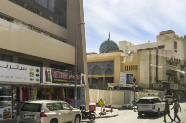 Dubai, Birleşik Arap Emirlikleri, 22 Mart 2023: Dubai, Birleşik Arap Emirlikleri 'ndeki Mescid Hareb Bin Hareb camii' nde bir turist otobüsünün penceresinden görüntüleme