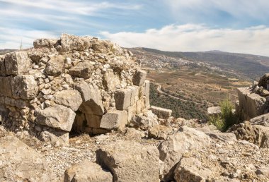 İsrail 'in kuzeyindeki Golan Tepeleri' nde Suriye ve Lübnan sınırına yakın olan ortaçağ kalesi Nimrod-Kalesi 'nin kuzey kulesinden komşu vadiye bakınız.