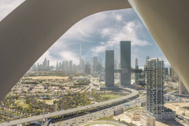 Dubai, Birleşik Arap Emirlikleri, 22 Mart 2023: Dubai şehrinin ünlü Dubai Altın Çerçevesi, Birleşik Arap Emirlikleri 'nin gözlem güvertesinden şehre bakış