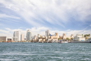 Dubai, Birleşik Arap Emirlikleri, 22 Mart 2023: Dubai, Birleşik Arap Emirlikleri 'ndeki Dubai Deresi seti üzerindeki Arap turist botu abra' dan görüntü