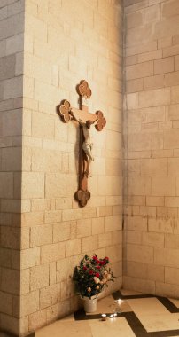 Nasıra, İsrail, 17 Eylül 2023: Kuzey İsrail 'deki Nasıra şehrindeki Annunciation Kilisesi' nin ana salonunun duvarında büyük bir haç asılı.