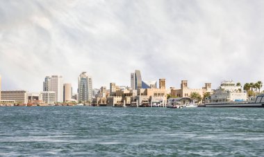 Dubai, Birleşik Arap Emirlikleri, 22 Mart 2023: Dubai, Birleşik Arap Emirlikleri 'ndeki Dubai Deresi seti üzerindeki Arap turist botu abra' dan görüntü