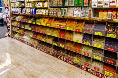 Dubai, Birleşik Arap Emirlikleri, 22 Mart 2023: Dubai, Birleşik Arap Emirlikleri 'nde Baharat Çarşısı' nda büyük bir baharat ve tatlı seçimi