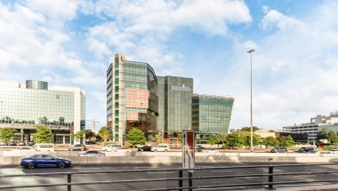 Dubai, Birleşik Arap Emirlikleri, 22 Mart 2023: Dubai şehri Birleşik Arap Emirlikleri 'nin mimarisi üzerine bir turist otobüsünün penceresinden görüntü