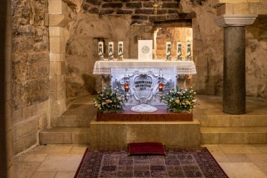 Nasıra, İsrail, 17 Eylül 2023: İsrail 'in kuzeyindeki Nasıra şehrindeki Annunciation Kilisesi' nin ana salonundaki sunağın içi