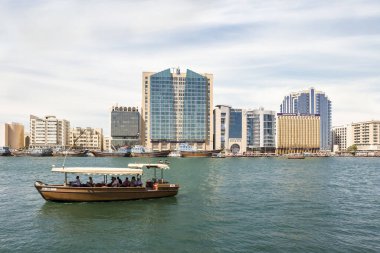 Dubai, Birleşik Arap Emirlikleri, 22 Mart 2023: Dubai 'de Dubai şehrinin yeniden inşa edilmiş eski bir bölümü olan Birleşik Arap Emirlikleri' nin Dubai kenti yakınlarında turistli bir tekne yüzüyor.