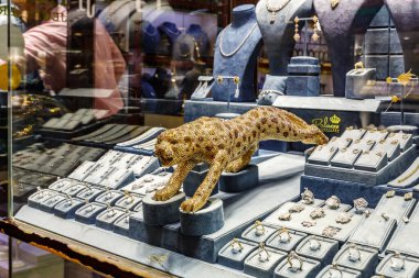 Dubai, Birleşik Arap Emirlikleri, 22 Mart 2023 Dubai, Birleşik Arap Emirlikleri 'ndeki Gold Souk' ta altın mağazasında bir çitanın büyük altın figürü.