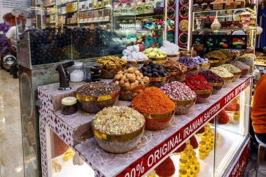 Dubai, Birleşik Arap Emirlikleri, 22 Mart 2023: Dubai, Birleşik Arap Emirlikleri 'nde Baharat Çarşısı' nda büyük bir baharat ve tatlı seçimi