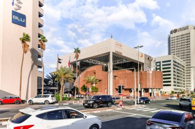 Dubai, Birleşik Arap Emirlikleri, 22 Mart 2023: Dubai Belediyesi, Birleşik Arap Emirlikleri 'nin Dubai Belediyesi' nde bir turist otobüsünün penceresinden görüntü