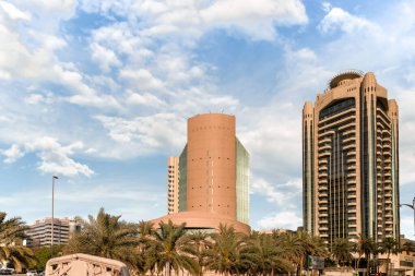 Dubai, Birleşik Arap Emirlikleri, 22 Mart 2023: Dubai şehri Birleşik Arap Emirlikleri 'nin mimarisi üzerine bir turist otobüsünün penceresinden görüntü