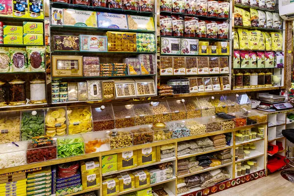 Dubai, Birleşik Arap Emirlikleri, 22 Mart 2023: Dubai, Birleşik Arap Emirlikleri 'nde Baharat Çarşısı' nda büyük bir baharat ve tatlı seçimi
