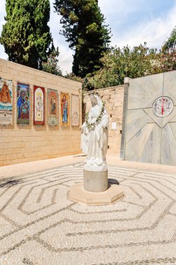 Nasıra, İsrail, 17 Eylül 2023: Bakire Meryem 'in büyük bir mermer beyaz heykeli İsrail' in kuzeyindeki Nasıra şehrindeki Annunciation Kilisesi 'nin avlusunda duruyor.