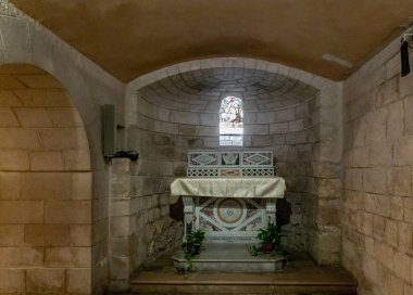 Nasıra, İsrail, 17 Eylül 2023: Aziz Josephs Kilisesi 'nin zindanındaki küçük mihrap, İsrail' in kuzeyindeki Nasıra şehrindeki Annunciation Kilisesi 'nin topraklarında yer almaktadır.