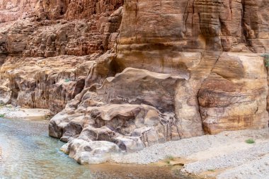 Ürdün, Wadi al-Mujib 'deki Mujib Nehri' nin kanyonundaki turizm rotasının başlangıcında dağların tuhaf doğal renkleri.