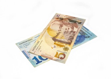 Gürcistan Merkez Bankası 'nın iki banknotu beyaz arka planda beş ve on Lari değerindedir.