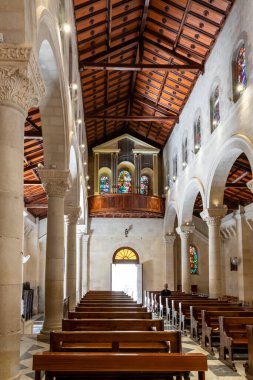 Nasıra, İsrail, 17 Eylül 2023: Aziz Josephs Kilisesi 'nin ana salonu İsrail' in kuzeyindeki Nasıra şehrindeki Annunciation Kilisesi 'nin topraklarında yer almaktadır.